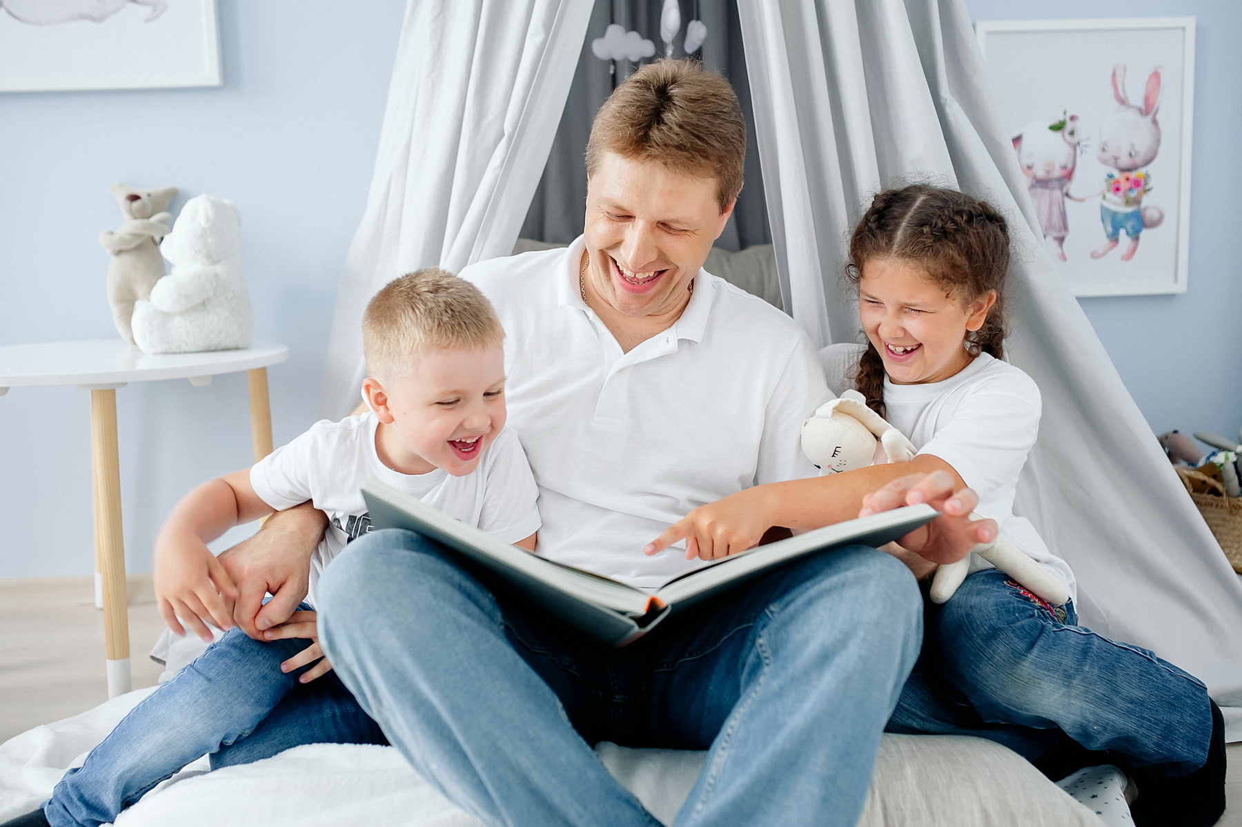 Папою паплю. Папа читает детям. Папа читает книгу детям. Читающая семья. Семейное чтение фотосессия.